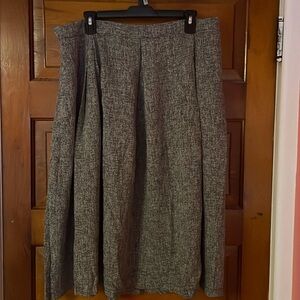 Cute skirt, never worn.